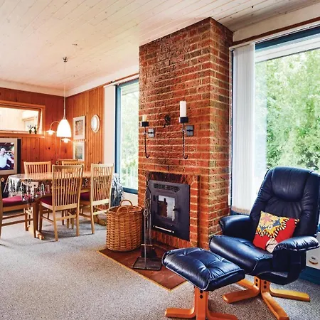 Vakantiehuis Three-bedroom Holiday In *